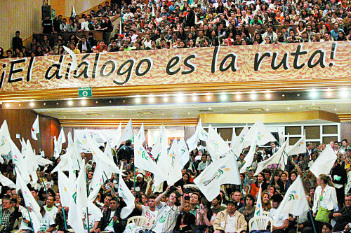 El auditorio absolutamente abarrotado de delegaciones de los 32 departamentos del país. El color y la alegría predominaron. Foto Marcha Patriótica.