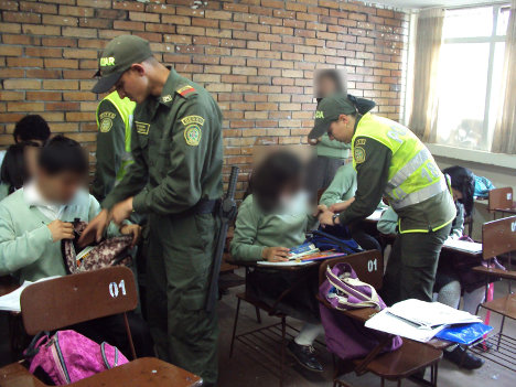 Policia en colegios de Bogota