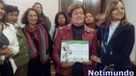 La senadora Gloria Inés Ramírez en el momento de recibir un homenaje de las mujeres