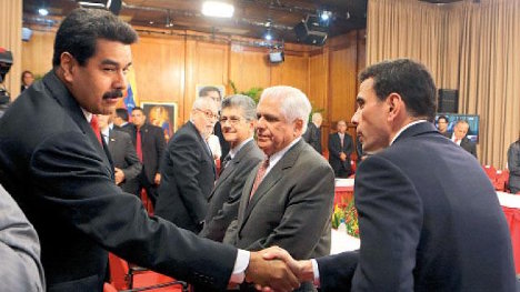Nicolas Maduro y Capriles se saludan en mesa de dialogo