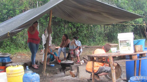 Mujeres en campamento de desplazados