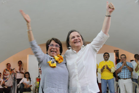 Aida Avella y Clara Lopez centrales 2