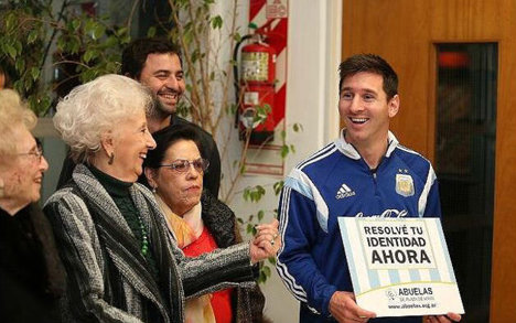 Leonel Messi y las abuels de mayo Argentina