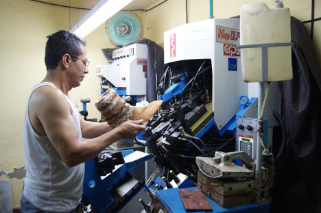 Trabajador de fabrica de zapatos