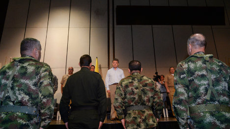 Juan Manuel Santos con militares