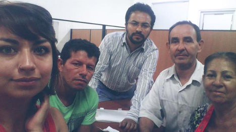 Abagados junto a campesinos en audiencia