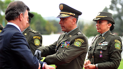 Juan-Manuel-Santos-con-policias-pag-10