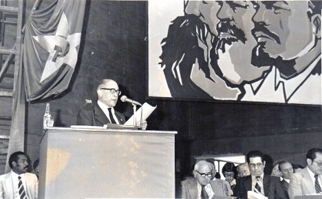 Gilberto Vieira en 13 congreso pcc