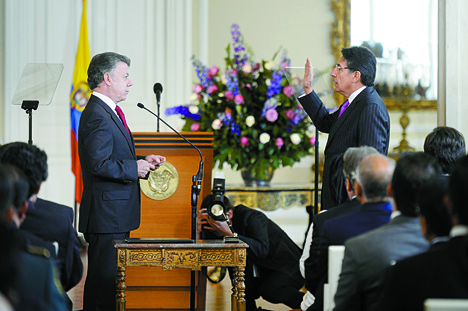 juan-manuel-santos-posesiona-al-fiscal-nestor-h-martinez-cmyk-final