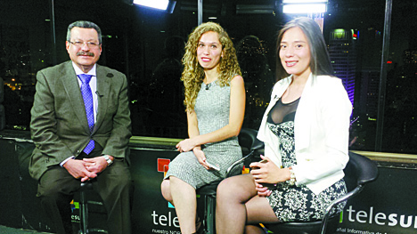 carlos-lozano-con-esposas-de-militares-detenidos-cmyk-final