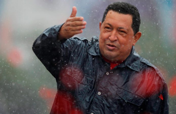 Histórica imagen del presidente Chávez bajo la lluvia.