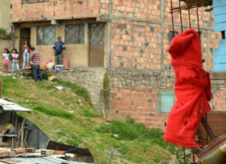 Entre cacerolazos y trapos rojos