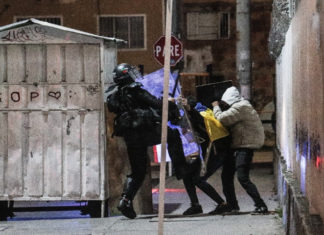 En el día, la resistencia; en la noche, la violencia