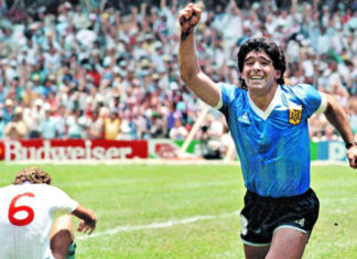 Una niña de los noventa invoca la magia de Maradona