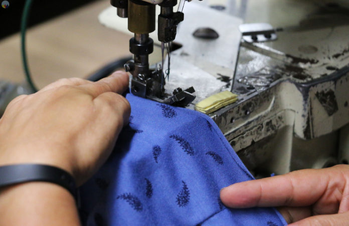 Mujer ensamblando ropa-11