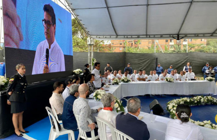 Mesa de paz con estructuras armadas de Medellin-11