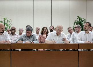 El coro contra la Paz Total